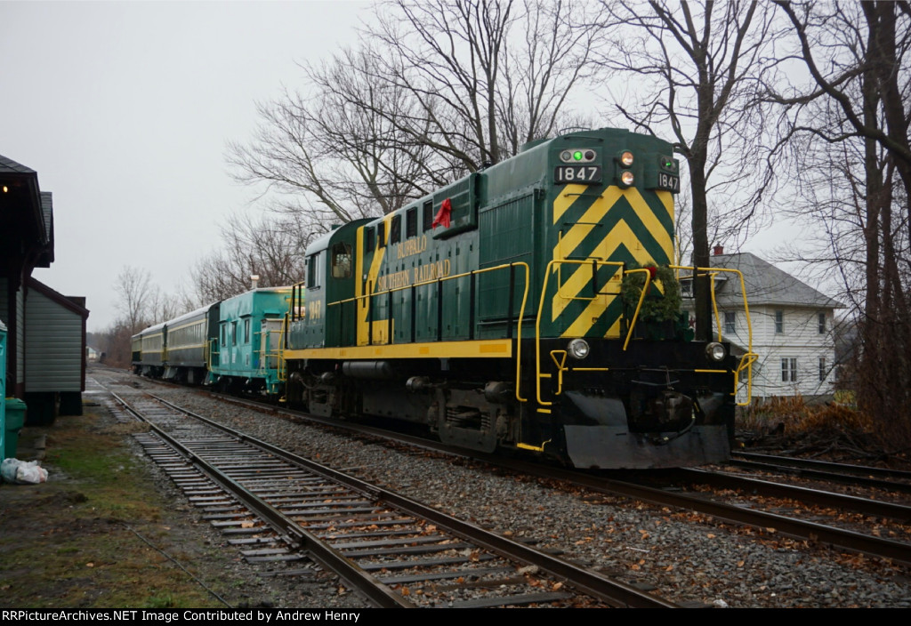 Buffalo Southern 1847 on a Christmas run.